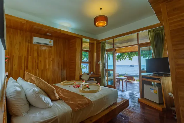 ห้องพัก Beach Front Bungalow Bundhaya Villa
