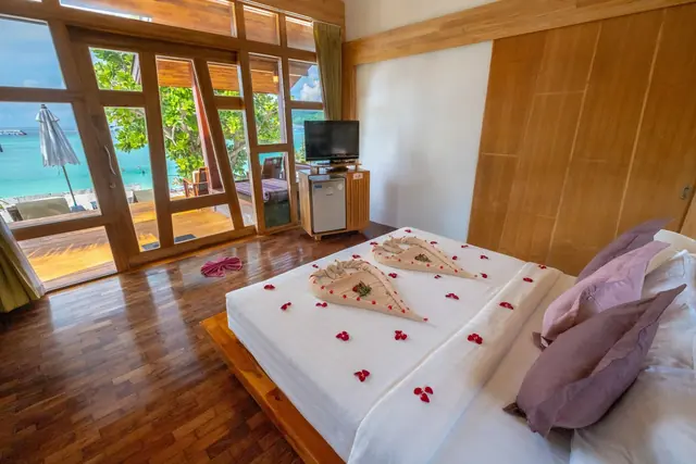 ห้องพัก Honeymoon Beach Front Bungalow Bundhaya Villa