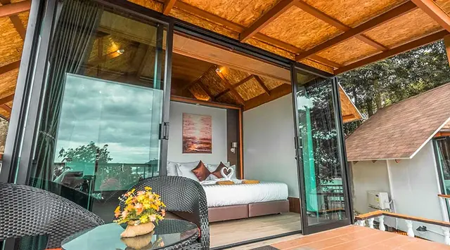 ห้องพัก Grand Sea View Chareena Hill
