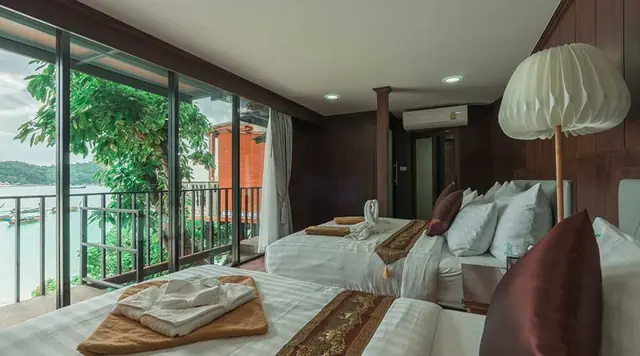 ห้องพัก Royal Sea View Family 3 Chareena Hill