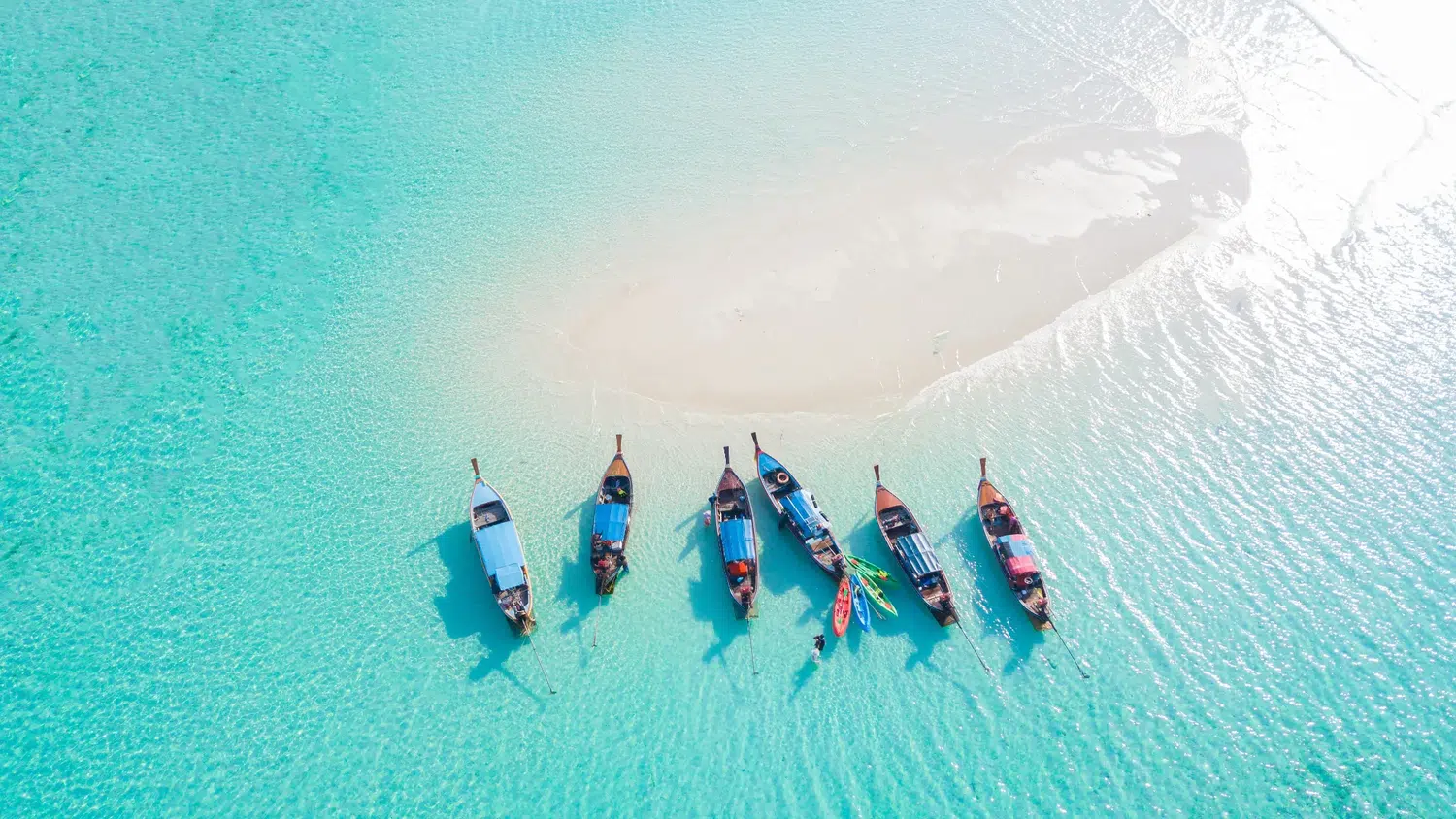 ชายหาดและน้ำทะเลใสในเส้นทางวันเดย์ทริปด้วยเรือยอร์ช